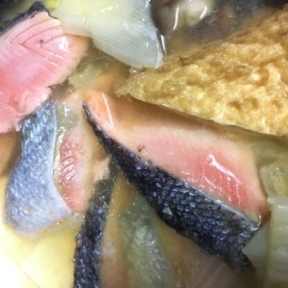 寒い日にほっこり暖まるには鍋ですね。鮭の塩味と旨味がいい具合でした！